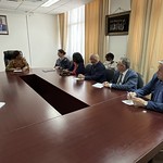 The delegation in discussion with the Honourable Shirley Ayorkor Botchwey, Minister of Foreign Affairs and Regional Integration. | La délégation en train de discuter avec l’honorable Shirley Ayorkor Botchwey, ministre des Affaires étrangères et de l’Intégration régionale.